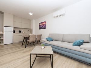 23933964-Ferienwohnung-4-Makarska-300x225-2