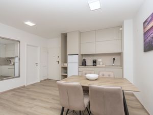 23933964-Ferienwohnung-4-Makarska-300x225-5