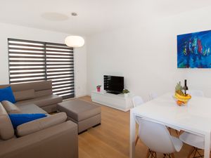 23933979-Ferienwohnung-6-Makarska-300x225-1