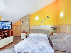 23934072-Ferienwohnung-4-Makarska-300x225-4