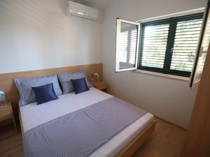 23934345-Ferienwohnung-4-Makarska-300x225-5