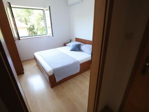 23934344-Ferienwohnung-4-Makarska-300x225-5