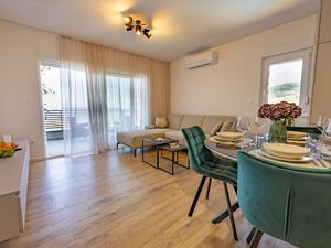 24016246-Ferienwohnung-4-Makarska-300x225-4