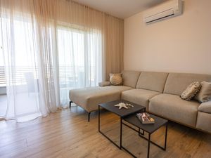 24016246-Ferienwohnung-4-Makarska-300x225-5