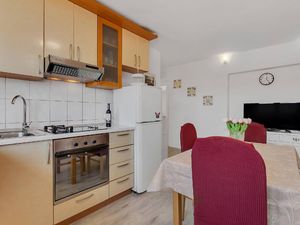 23280528-Ferienwohnung-6-Makarska-300x225-3