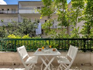 23974351-Ferienwohnung-2-Makarska-300x225-0