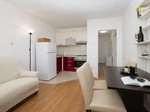 24025345-Ferienwohnung-4-Makarska-300x225-3