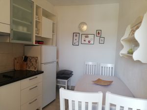 18953366-Ferienwohnung-4-Makarska-300x225-1