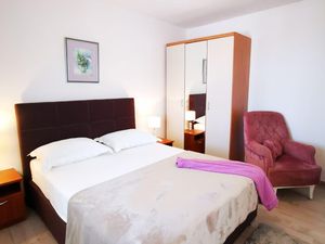 18953366-Ferienwohnung-4-Makarska-300x225-4