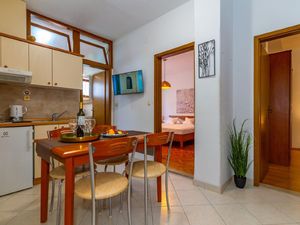 22921813-Ferienwohnung-4-Makarska-300x225-1