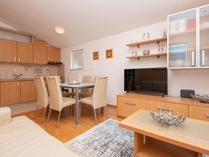 24000865-Ferienwohnung-6-Makarska-300x225-2