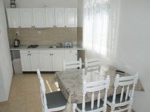 24021398-Ferienwohnung-4-Makarska-300x225-2