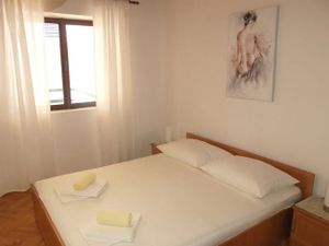 24021398-Ferienwohnung-4-Makarska-300x225-4