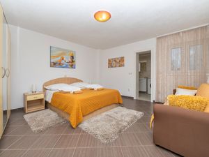 23993667-Ferienwohnung-3-Makarska-300x225-4