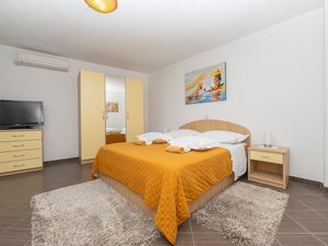 23993667-Ferienwohnung-3-Makarska-300x225-5