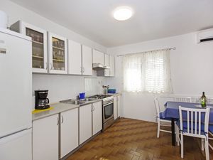 23940575-Ferienwohnung-6-Makarska-300x225-2