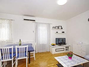 23940575-Ferienwohnung-6-Makarska-300x225-3