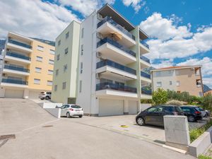 24043980-Ferienwohnung-4-Makarska-300x225-1