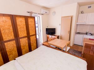 24050835-Ferienwohnung-2-Makarska-300x225-2