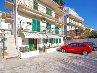 Ferienwohnung für 6 Personen (84 m²) in Makarska 1/10