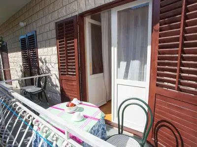 Ferienwohnung für 8 Personen (110 m²) in Makarska 1/10