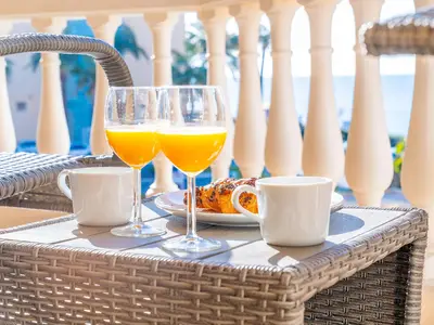 Saftiges Frühstück auf der Terrasse der Wohnung.