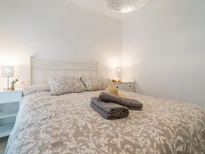 Zweites Schlafzimmer mit Doppelbett.