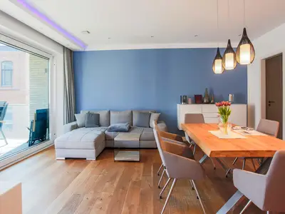 Ferienwohnung Inselsuite Malchow offener Wohnbereich mit Zugang zum Balkon
