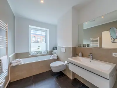 Ferienwohnung Inselsuite Malchow Badezimmer mit Badewanne