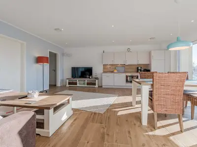 Ferienwohnung Wasserlilie Malchow Blick auf die Küche und den offenen Wohnbereich