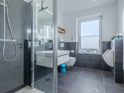 Ferienwohnung Wasserlilie Malchow Badezimmer mit Glasdusche