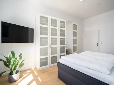Ferienwohnung BlueSea in Malchow Schlafzimmer mit TV und Doppelbett
