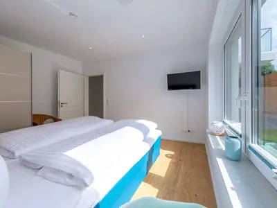 Ferienwohnung Inselzauber in Malchow Schlafzimmer mit Doppelbett und Kleiderschrank