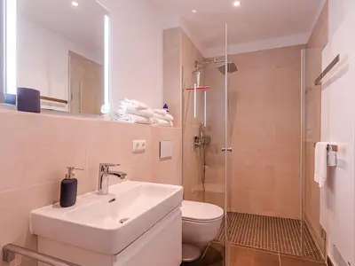 Ferienwohnung Inselpirat Malchow Badezimmer mit Glasdusche