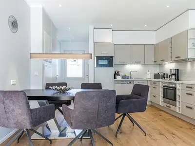 Ferienwohnung SeeGlück Blick in die Küche mit Essbereich