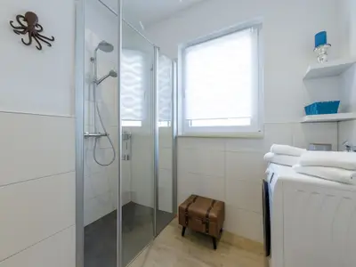 Ferienwohnung Nordlicht in Malchow Badezimmer mit Glasdusche