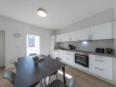 Ferienwohnung Family Suite Blick in die Küche mit Tisch