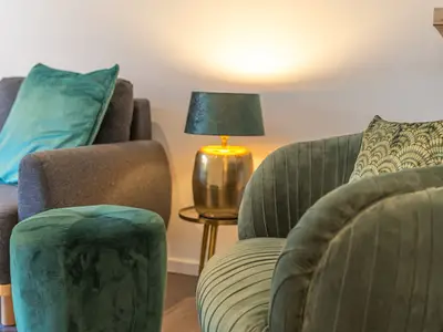 Ferienwohnung Sebastian Malchow Couch und Sessel im Wohnzimmer