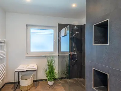 Ferienwohnung Sebastian Malchow Badezimmer mit Glasdusche