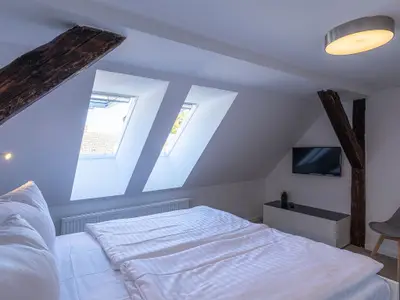 Ferienwohnung City Suite Doppelbett im Schlafzimmer