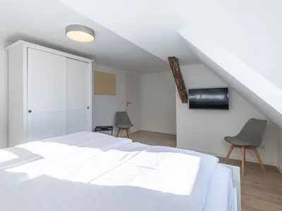 Ferienwohnung City Suite Schlafzimmer mit Kleidrschrank und Doppelbett