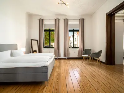 Ferienwohnung InselLiebe in Malchow eines der Schlafzimmer mit Doppelbett