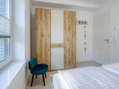 Ferienwohnung Pusteblume in Malchow Schlafzimmer mit Kleiderschrank