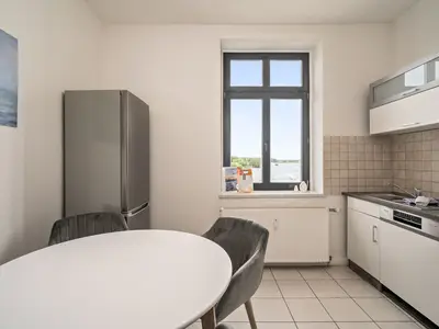 Ferienwohnung SeaView Malchow Kueche mit Esstisch