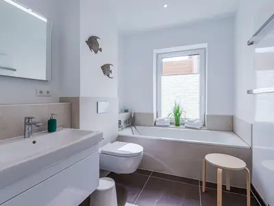 Ferienwohnung Inselzauber in Malchow - Badezimmer mit Badewanne