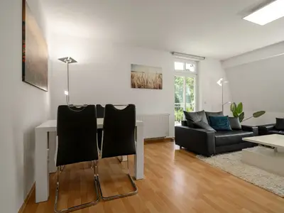 Apartment Strandglück Malchow - offenes Wohnzimmer mit Esstisch