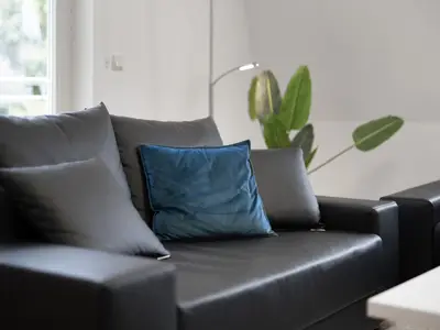 Apartment Strandglück Malchow - gemütliches schwarzes Sofa im Wohnzimmer