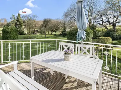 balkon_mit_blick_zum_garten