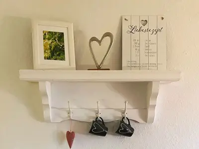 Liebevoll dekorierter Wohnbereich