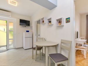 23929947-Ferienwohnung-3-Mali Lošinj-300x225-1